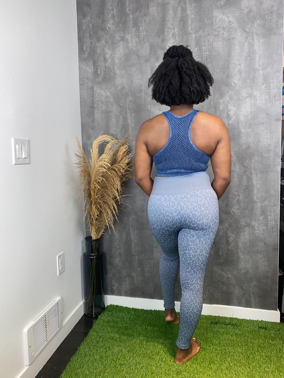 Our leopard full length leggings are high-waisted with a seamless design and no front seam for a smooth look in the color bluestone.