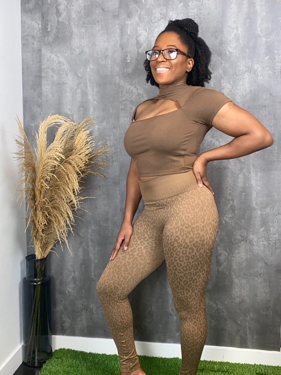 Our leopard full length leggings are high-waisted with a seamless design and no front seam for a smooth look in the color taupe.