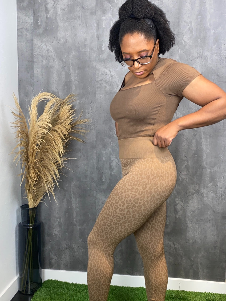 Our leopard full length leggings are high-waisted with a seamless design and no front seam for a smooth look in the color taupe.