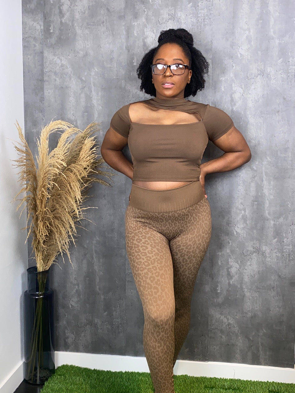 Our leopard full length leggings are high-waisted with a seamless design and no front seam for a smooth look in the color taupe.