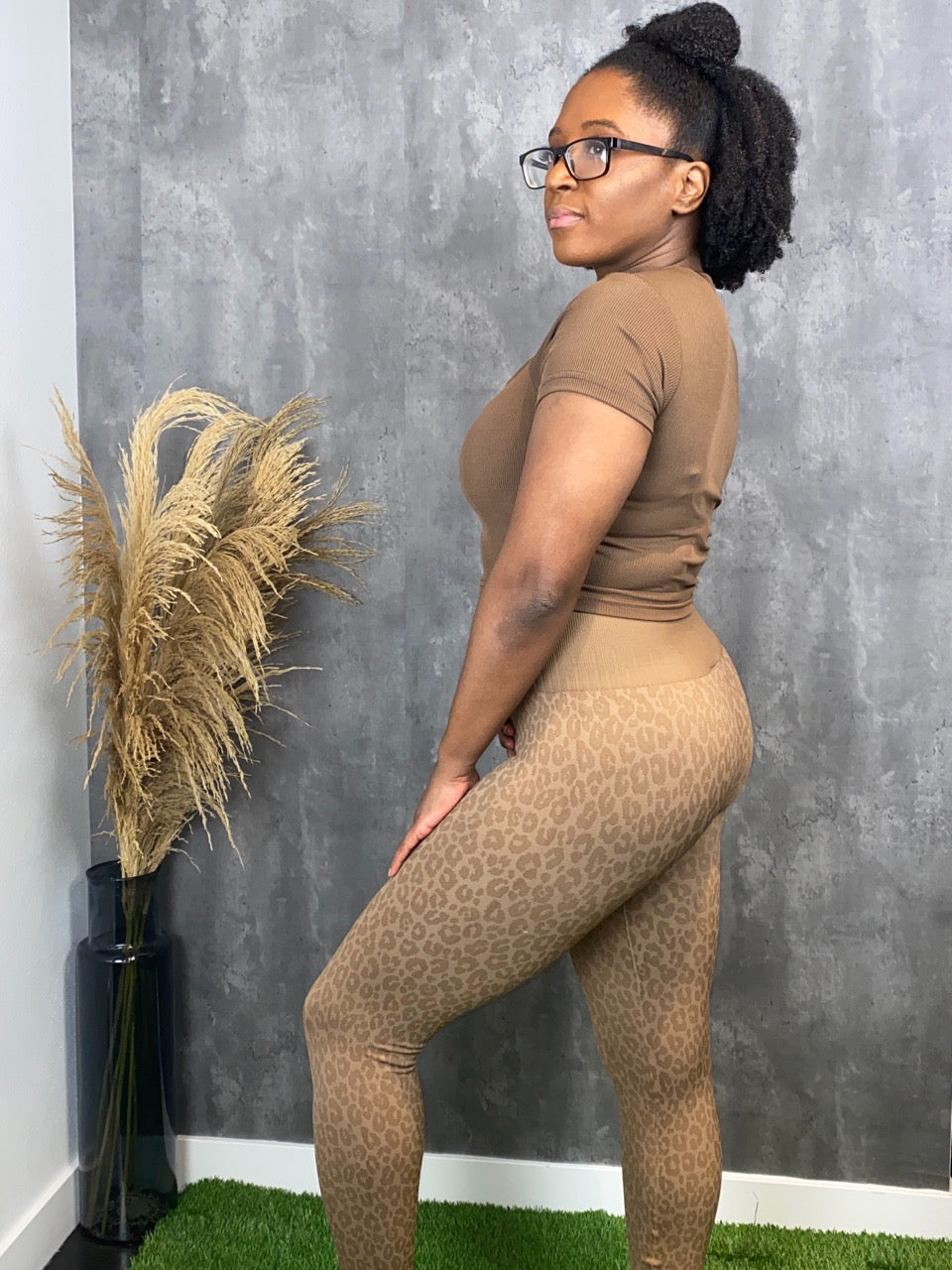 Our leopard full length leggings are high-waisted with a seamless design and no front seam for a smooth look in the color taupe.